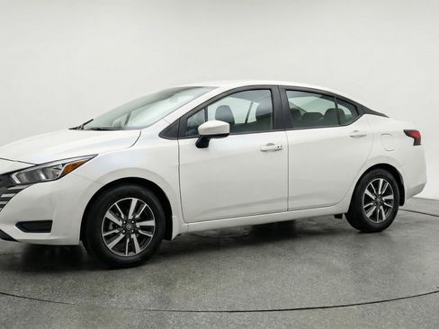 Used 2025 Nissan Versa SV image 3