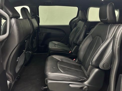 Used 2025 Chrysler Pacifica Select image 13