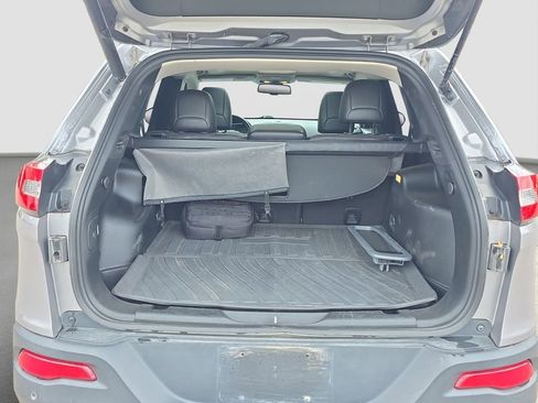 Used 2018 Jeep Cherokee Trailhawk w/ Comfort/Convenience Group AWD/4WD image 17
