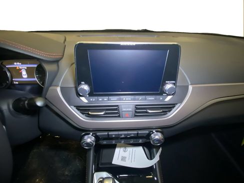 Used 2024 Nissan Altima 2.5 SR FWD image 11