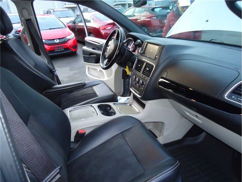 Used 2019 Dodge Grand Caravan SXT image 15