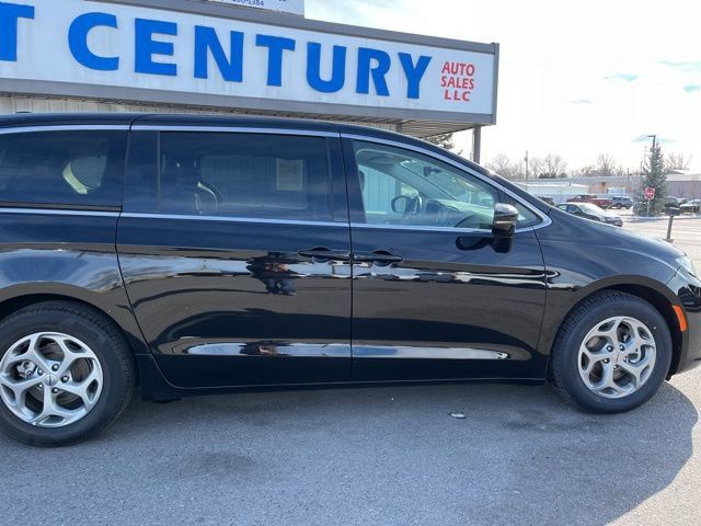 Used 2024 Chrysler Pacifica Limited FWD image 18