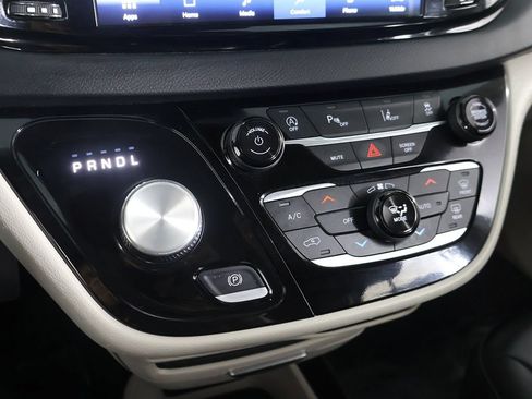 Used 2023 Chrysler Pacifica Touring-L FWD image 46