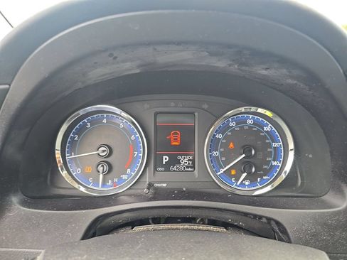 Used 2017 Toyota Corolla LE FWD image 2