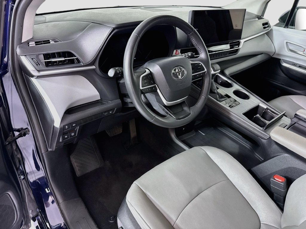 Used 2026 Toyota Sienna XLE FWD image 9