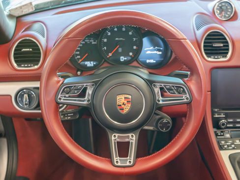 Used 2021 Porsche 718 Boxster RWD image 32
