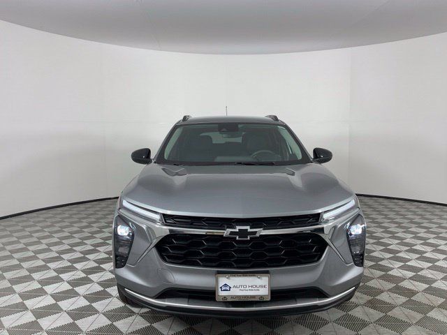 Used 2025 Chevrolet Trax LT FWD image 2