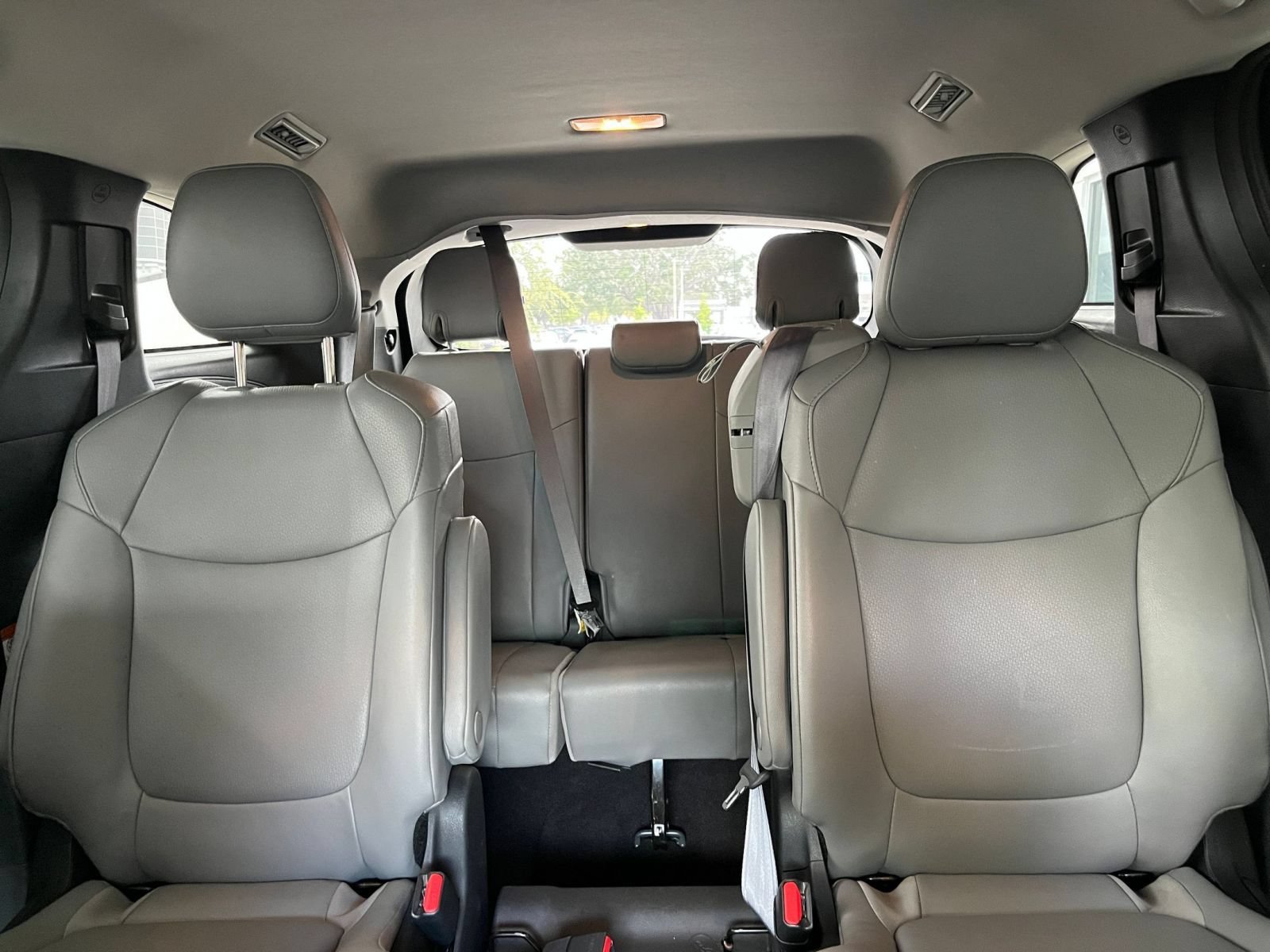 Used 2025 Toyota Sienna XLE FWD image 40