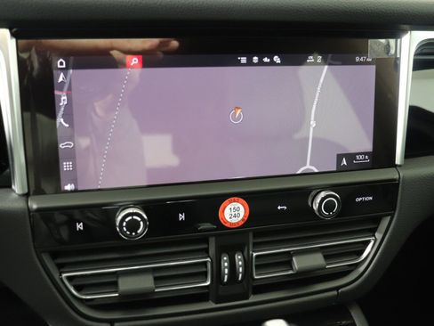 Certified 2025 Porsche Macan AWD/4WD image 33