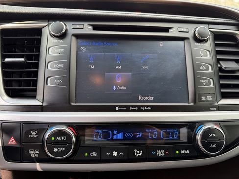 Used 2019 Toyota Highlander XLE image 28