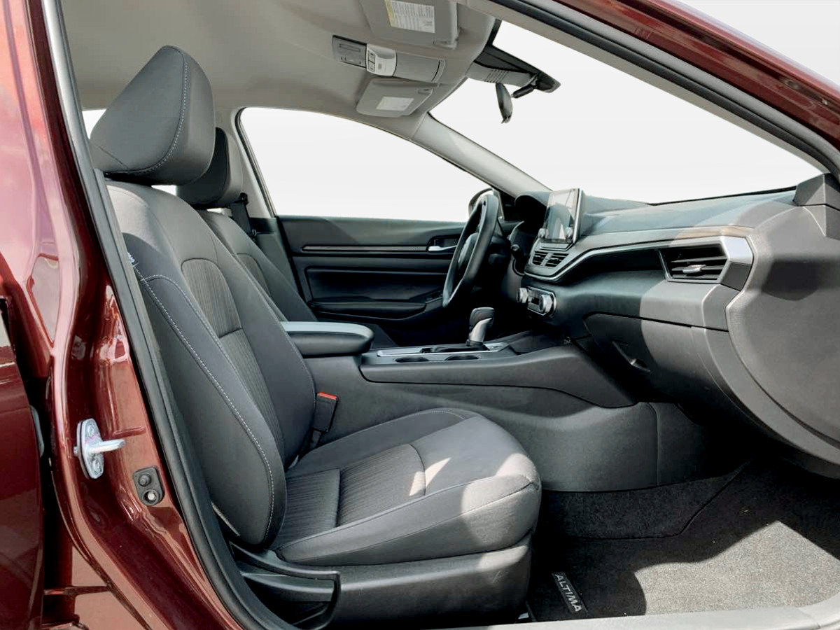 Used 2025 Nissan Altima 2.5 SV FWD image 18