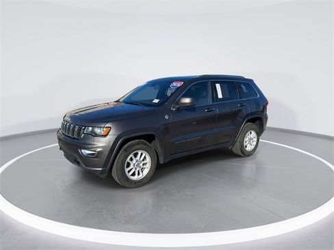 Used 2020 Jeep Grand Cherokee Laredo image 3