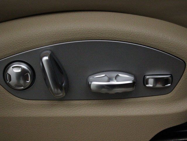 Used 2024 Porsche Macan AWD/4WD image 29