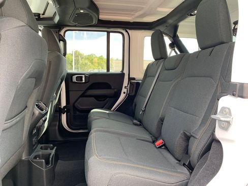 Used 2025 Jeep Wrangler Sahara image 24