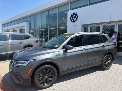 Used 2024 Volkswagen Tiguan SE w/ Panoramic Sunroof Package FWD image 1