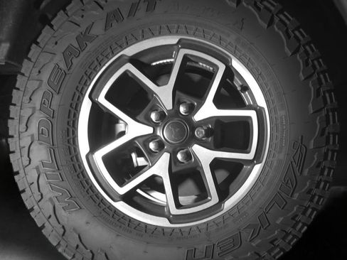 Used 2025 Jeep Gladiator Rubicon w/ Convenience Group AWD/4WD image 12