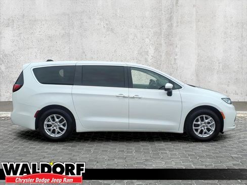Used 2023 Chrysler Pacifica Touring-L image 2