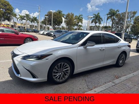 Used 2022 Lexus ES 300h Ultra Luxury w/ Accessory Package image 13