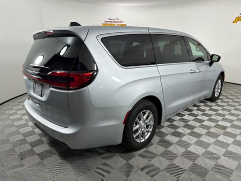 Used 2026 Chrysler Pacifica Select FWD image 6