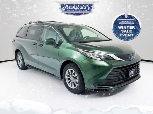 Used 2022 Toyota Sienna LE image 1