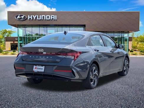 Used 2025 Hyundai Elantra Limited FWD image 4
