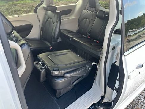 Used 2023 Chrysler Pacifica Touring-L FWD image 15