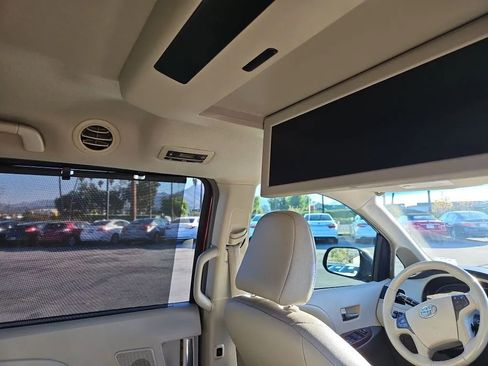 Used 2013 Toyota Sienna XLE w/ Premium Pkg image 16