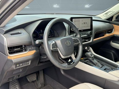 Used 2025 Toyota Grand Highlander FWD image 4