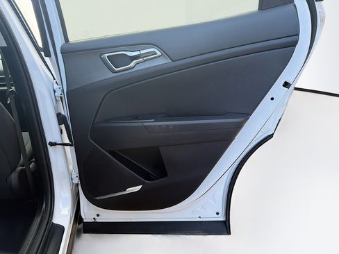 Used 2025 Kia Sportage LX image 29