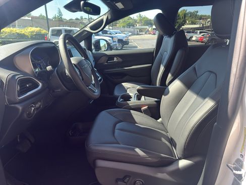 New 2027 Chrysler Pacifica Select AWD/4WD image 13