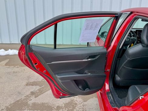 Used 2021 Toyota Camry SE w/ Cold Weather Package image 15