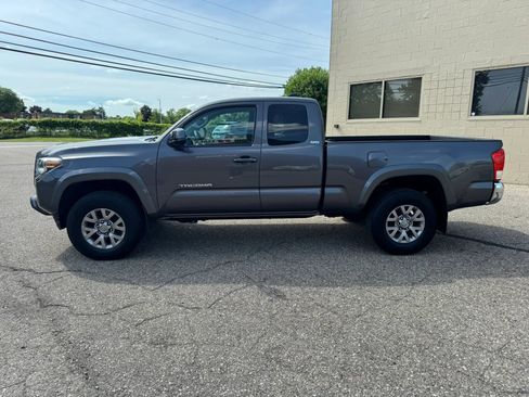 Used 2016 Toyota Tacoma TRD Sport AWD/4WD image 5