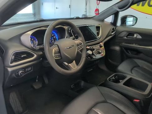 Used 2025 Chrysler Pacifica Select FWD image 10