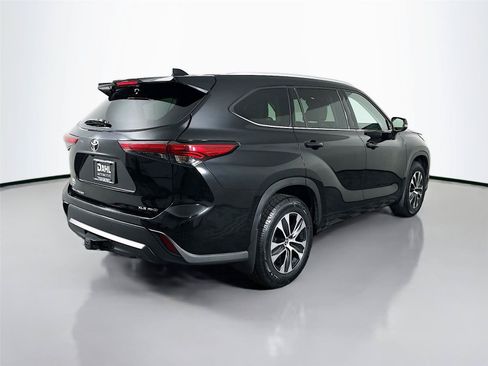 Used 2022 Toyota Highlander XLE AWD/4WD image 13