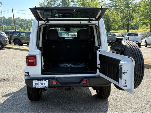 New 2025 Jeep Wrangler Unlimited Sahara AWD/4WD image 12
