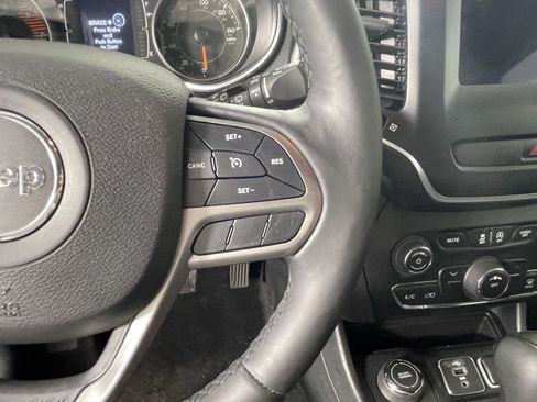Used 2019 Jeep Cherokee Latitude Plus AWD/4WD image 18