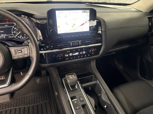 Used 2025 Nissan Pathfinder SL w/ Black Appearance Package FWD image 34