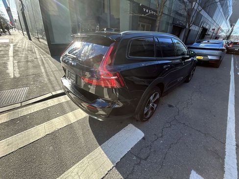 Used 2023 Volvo V60 B5 Cross Country Plus image 8