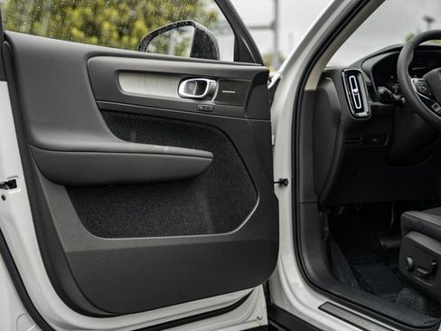 Certified 2025 Volvo XC40 B5 Ultra w/ Climate Package image 36