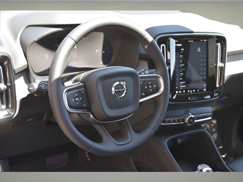 Certified 2025 Volvo XC40 B5 Plus w/ Protection Package Premier image 8