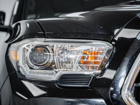 Used 2019 Toyota Tacoma TRD Sport image 9