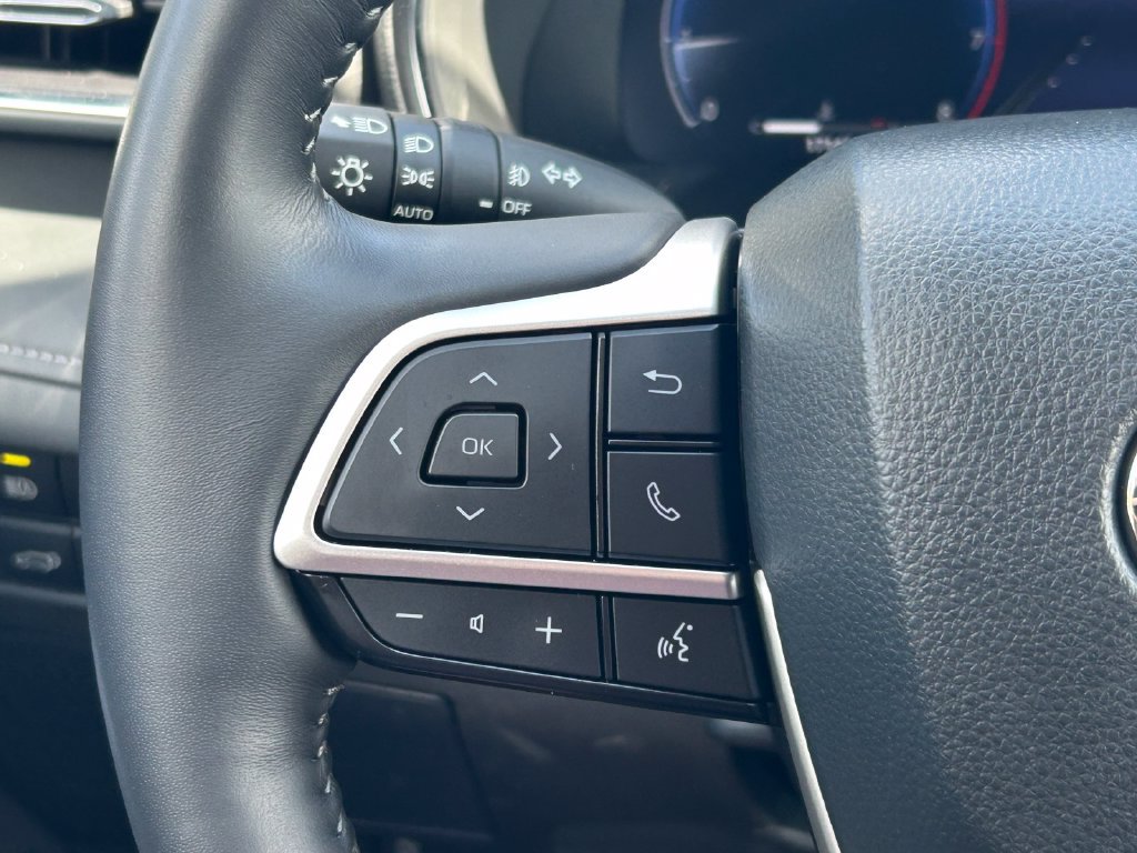 Used 2024 Toyota Highlander Platinum FWD image 42