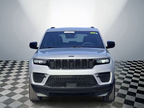 Used 2024 Jeep Grand Cherokee Altitude AWD/4WD image 2