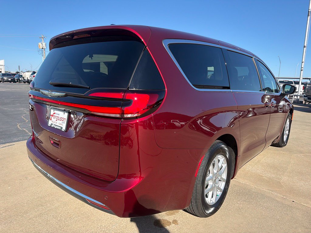 Used 2023 Chrysler Pacifica Touring-L FWD image 3