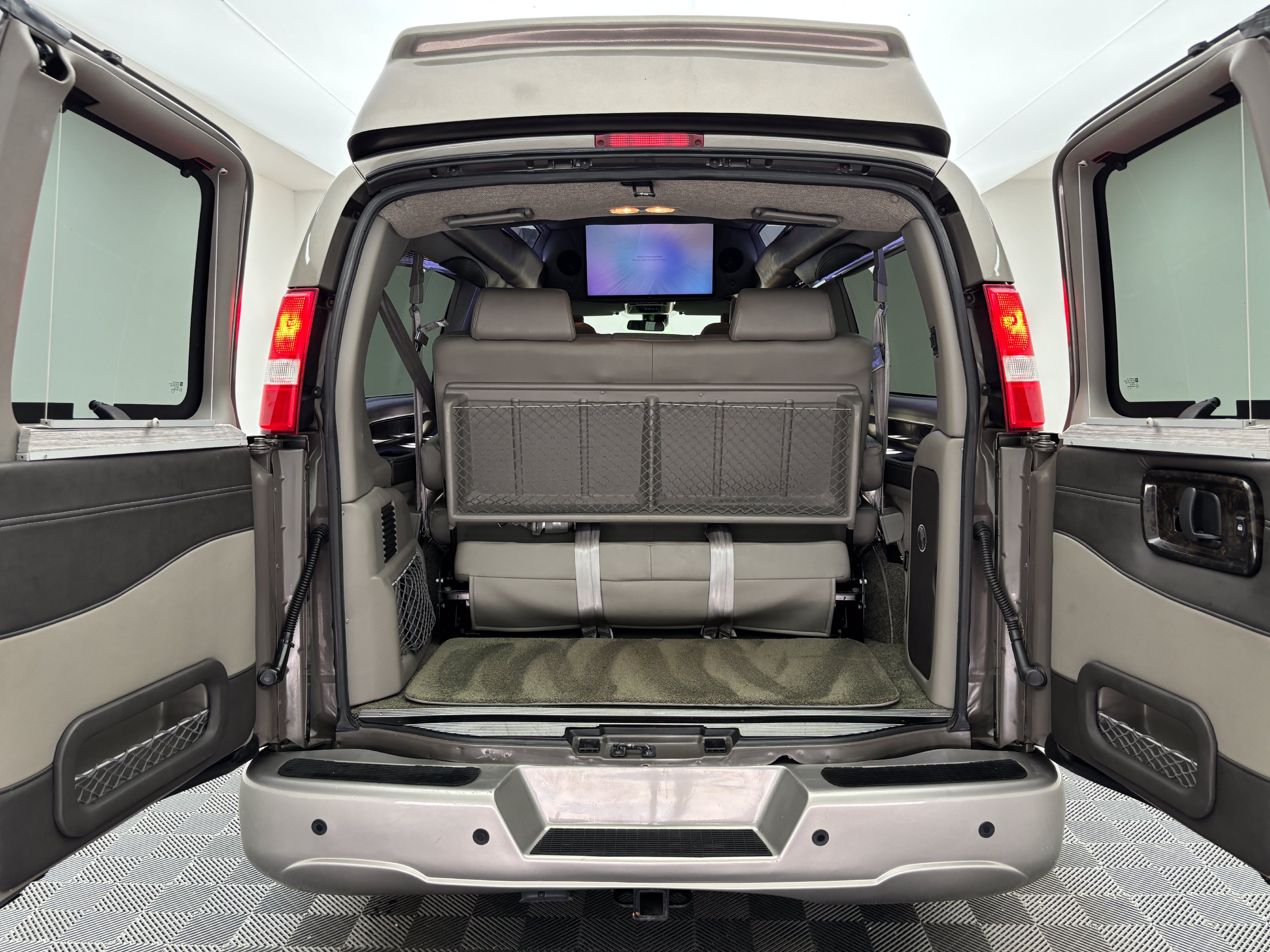 Used 2021 GMC Savana 3500 LS w/ Chrome Appearance Package RWD image 10