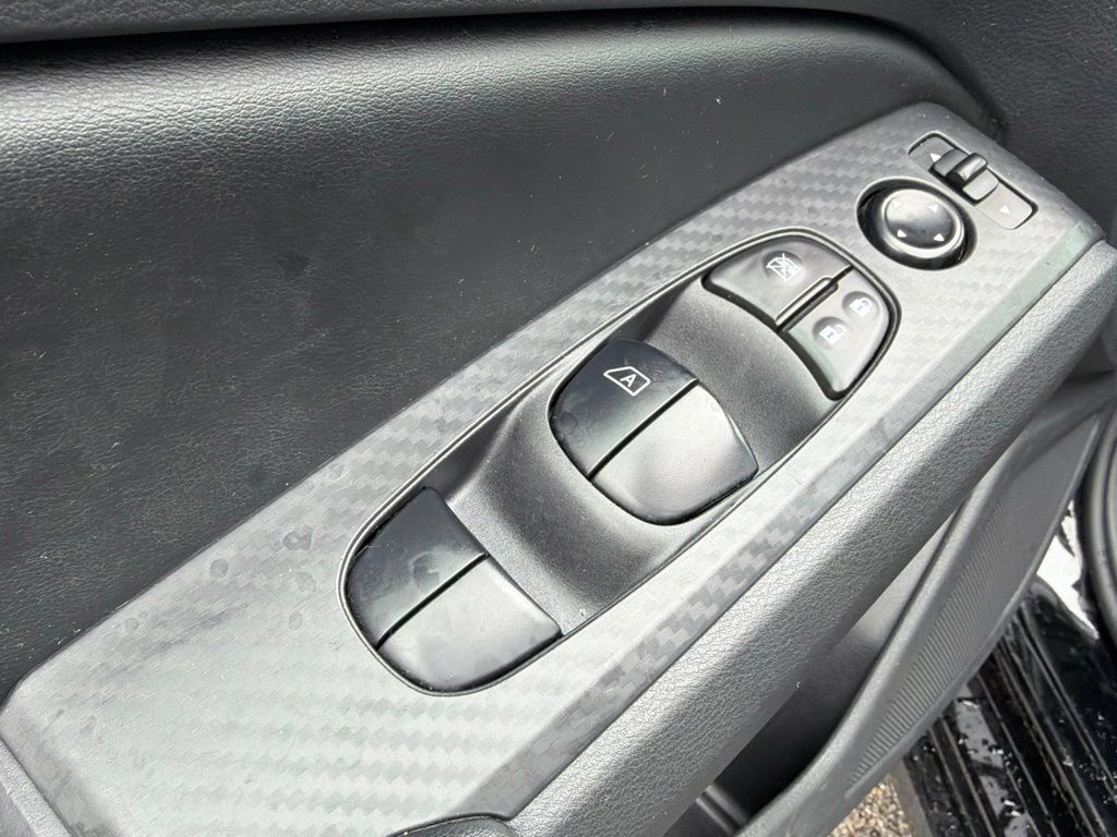 Used 2025 Nissan Altima 2.5 SV FWD image 12