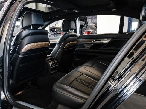 Used 2020 BMW 750i xDrive w/ Executive Package image 37