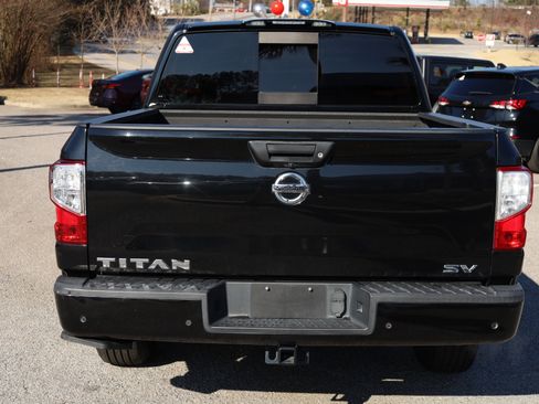 Used 2021 Nissan Titan SV w/ SV Convenience Package image 4