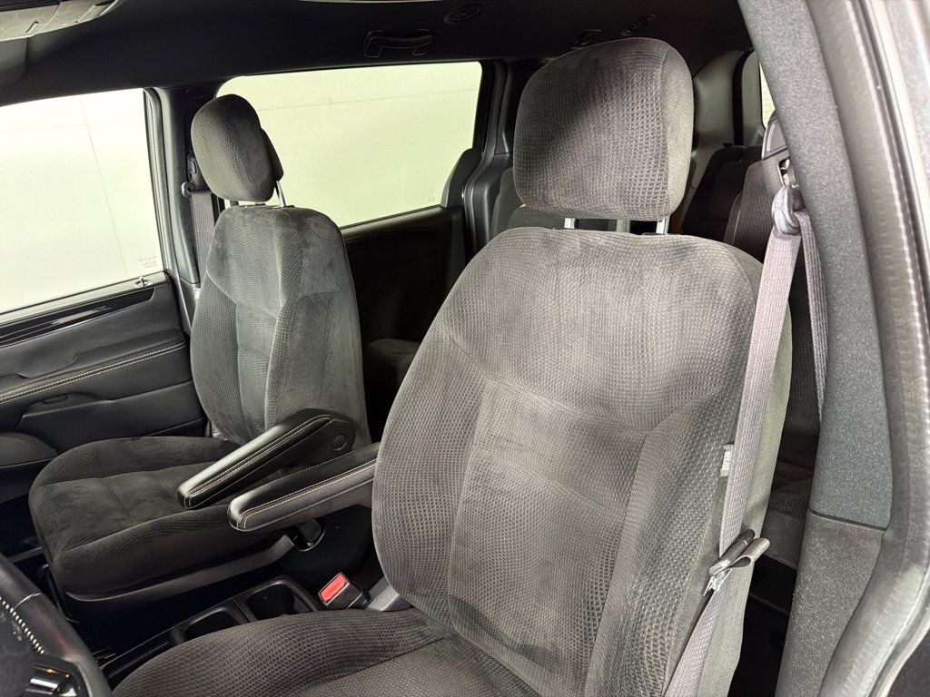 Used 2017 Dodge Grand Caravan SE FWD image 12