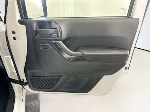 Used 2017 Jeep Wrangler Unlimited Sahara image 28